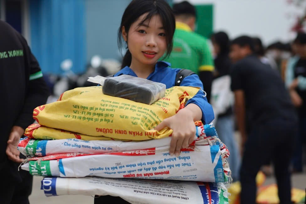 Hàng trăm thanh niên chung tay dọn rác bán đảo Sơn Trà ảnh 4