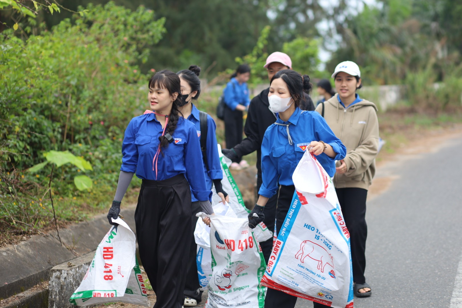Hàng trăm thanh niên chung tay dọn rác bán đảo Sơn Trà ảnh 5