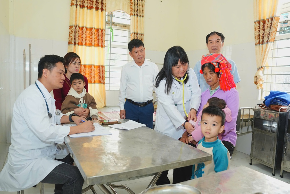 Các bác sĩ chuyên khoa hàng đầu khám bệnh miễn phí cho 1.000 người dân - 2 Các bác sĩ chuyên khoa hàng đầu khám bệnh miễn phí cho 1.000 người dân - 2