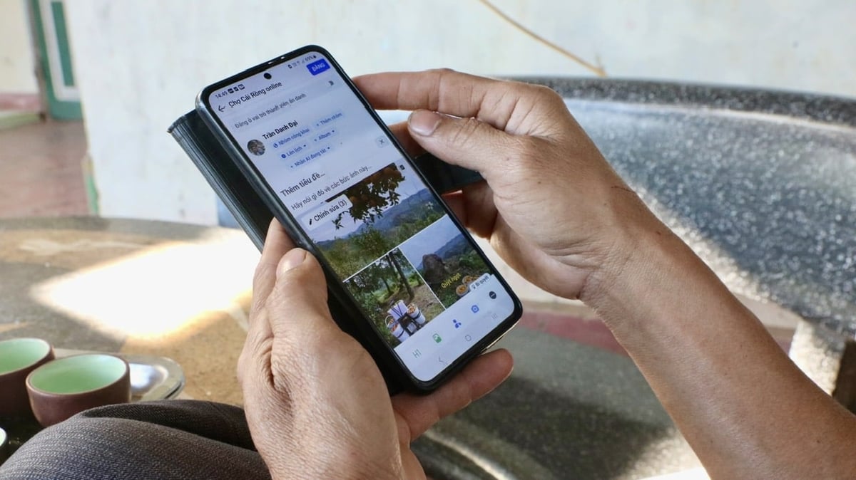 Anh Đại đăng bài giới thiệu, quảng bá nông sản lên nền tảng mạng xã hội Facebook. Ảnh: Thanh Phương. Anh Đại đăng bài giới thiệu, quảng bá nông sản lên nền tảng mạng xã hội Facebook. Ảnh: Thanh Phương.