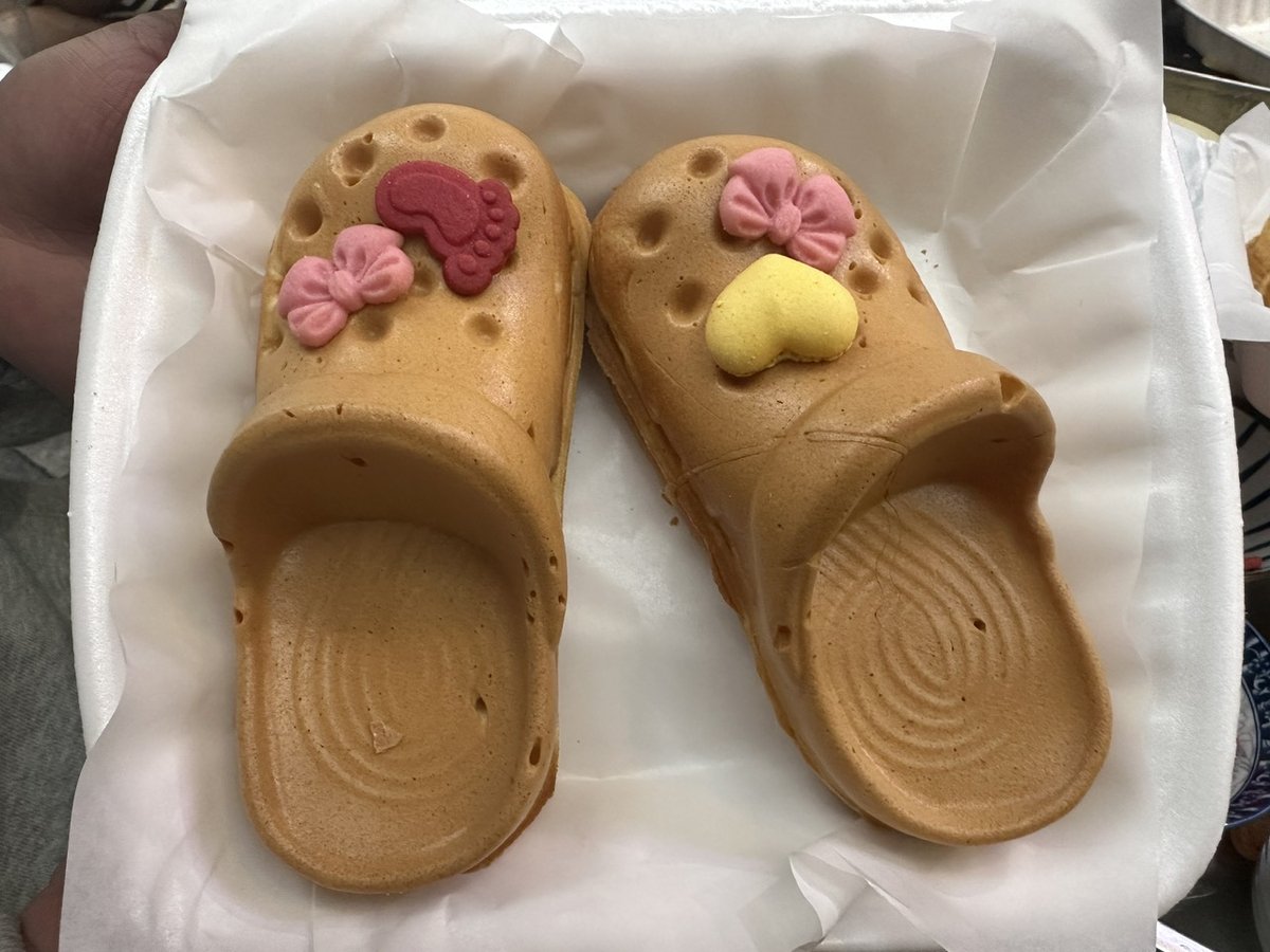 Chiếc bánh dép crocs vị phô mai sau khi ra lò. Ảnh: Thảo Phương. 