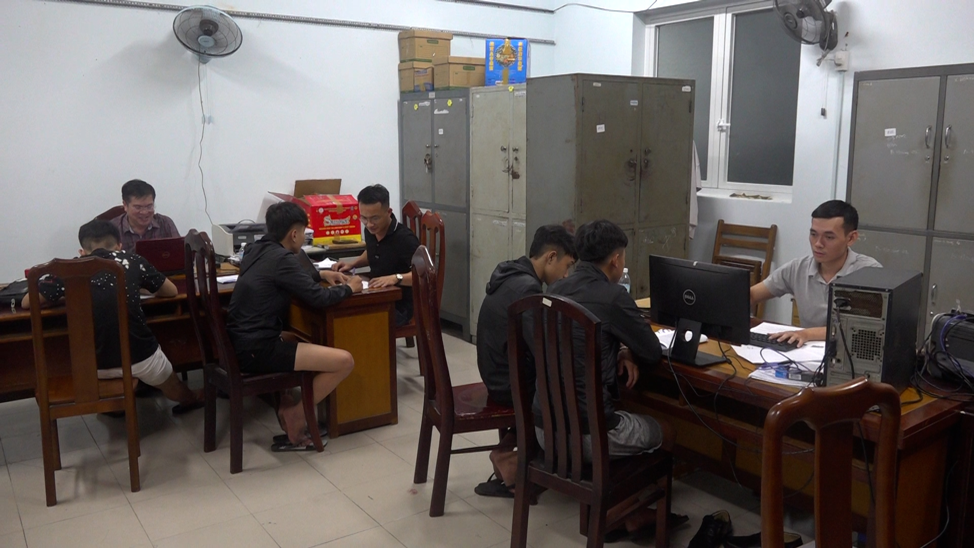 Triệu tập 80 đối tượng của 2 nhóm hỗn chiến trên Quốc lộ 1- Ảnh 2. Triệu tập 80 đối tượng của 2 nhóm hỗn chiến trên Quốc lộ 1- Ảnh 2.