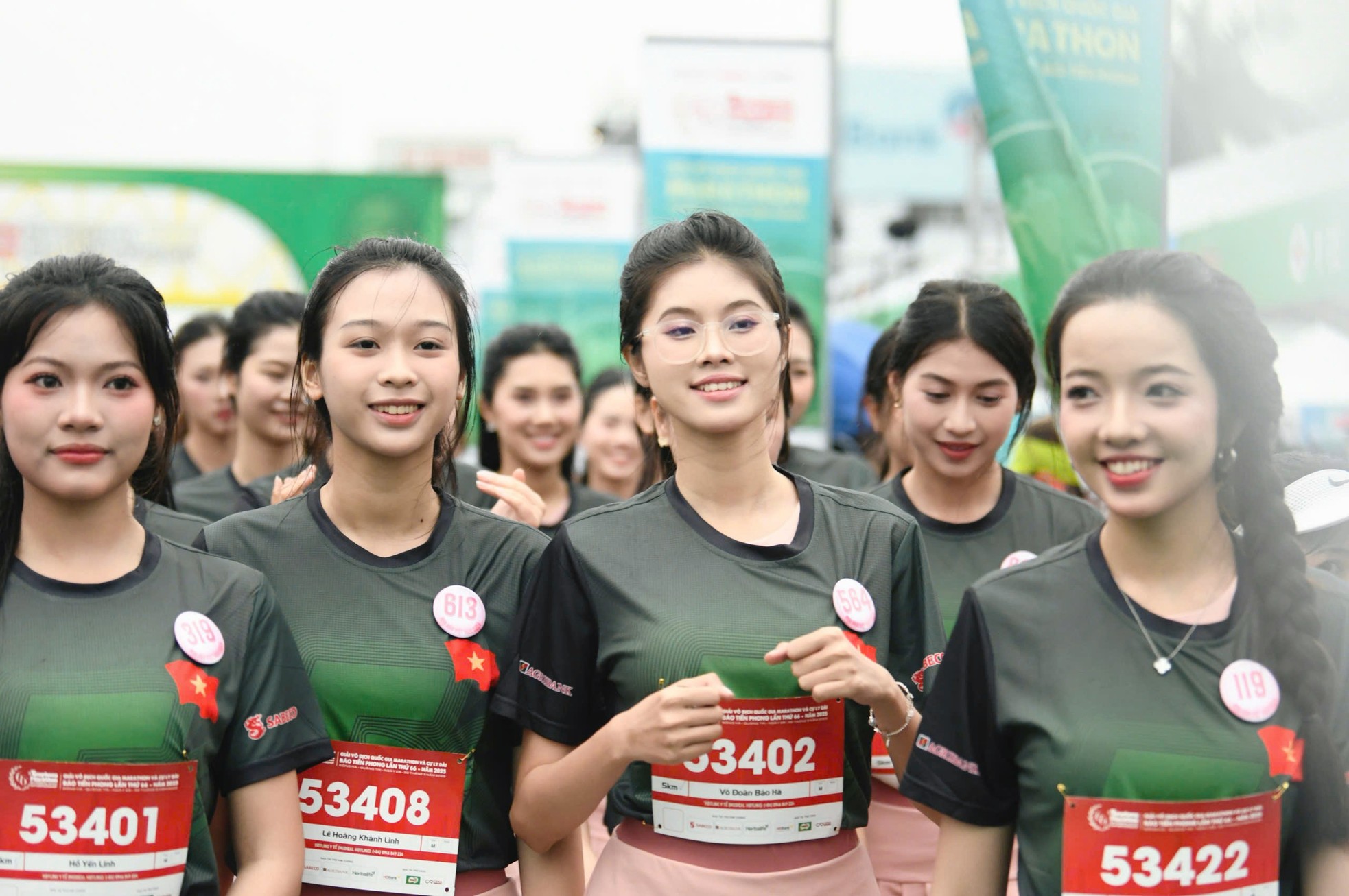 Thí sinh Hoa hậu Việt Nam rạng ngời trên đường chạy Tiền Phong Marathon ở Quảng Trị ảnh 3