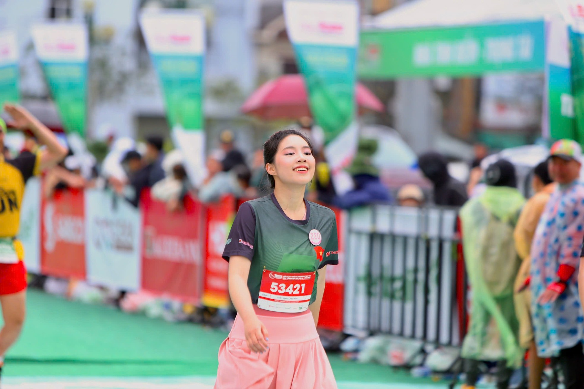Thí sinh Hoa hậu Việt Nam rạng ngời trên đường chạy Tiền Phong Marathon ở Quảng Trị ảnh 5