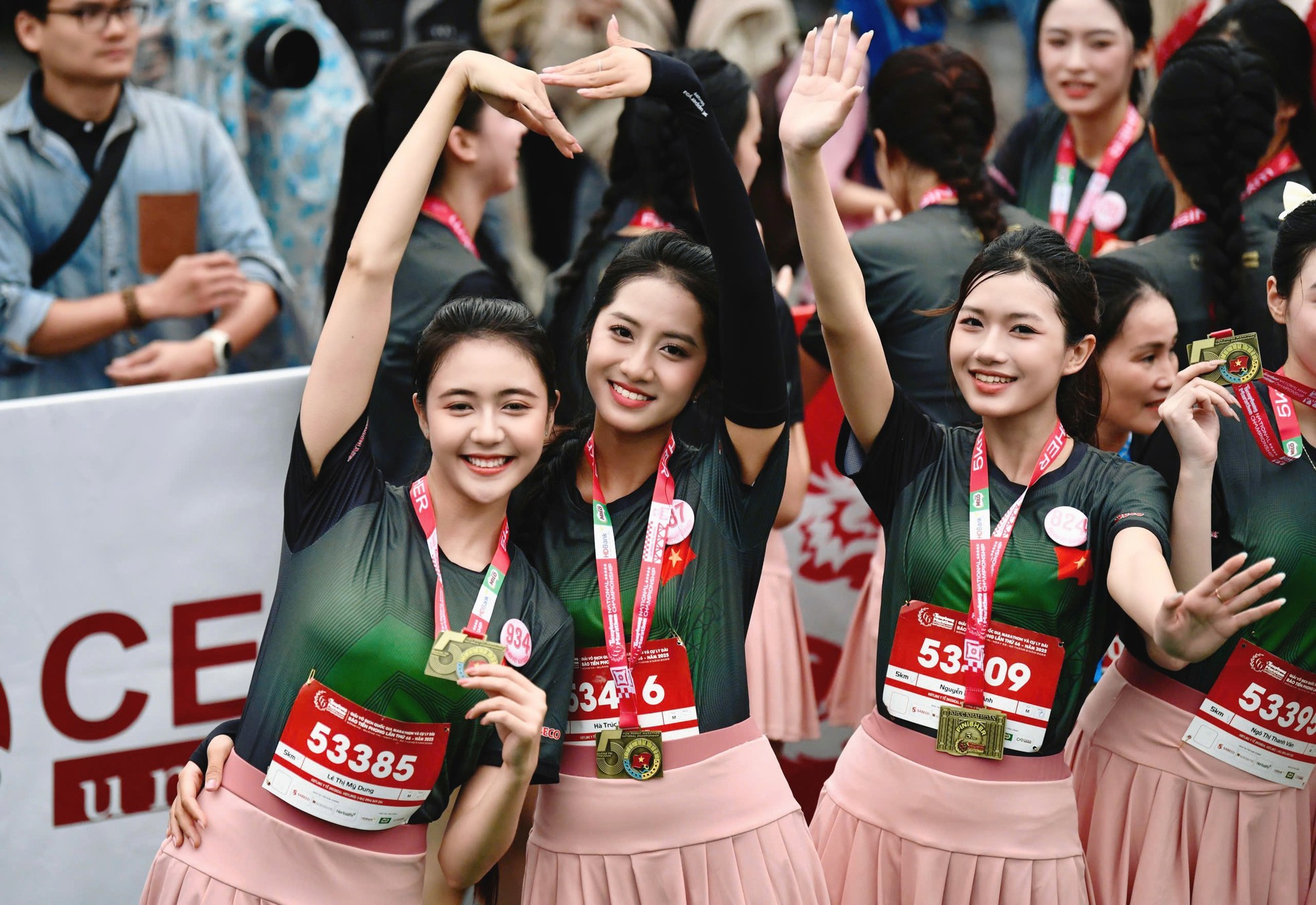Thí sinh Hoa hậu Việt Nam rạng ngời trên đường chạy Tiền Phong Marathon ở Quảng Trị ảnh 8