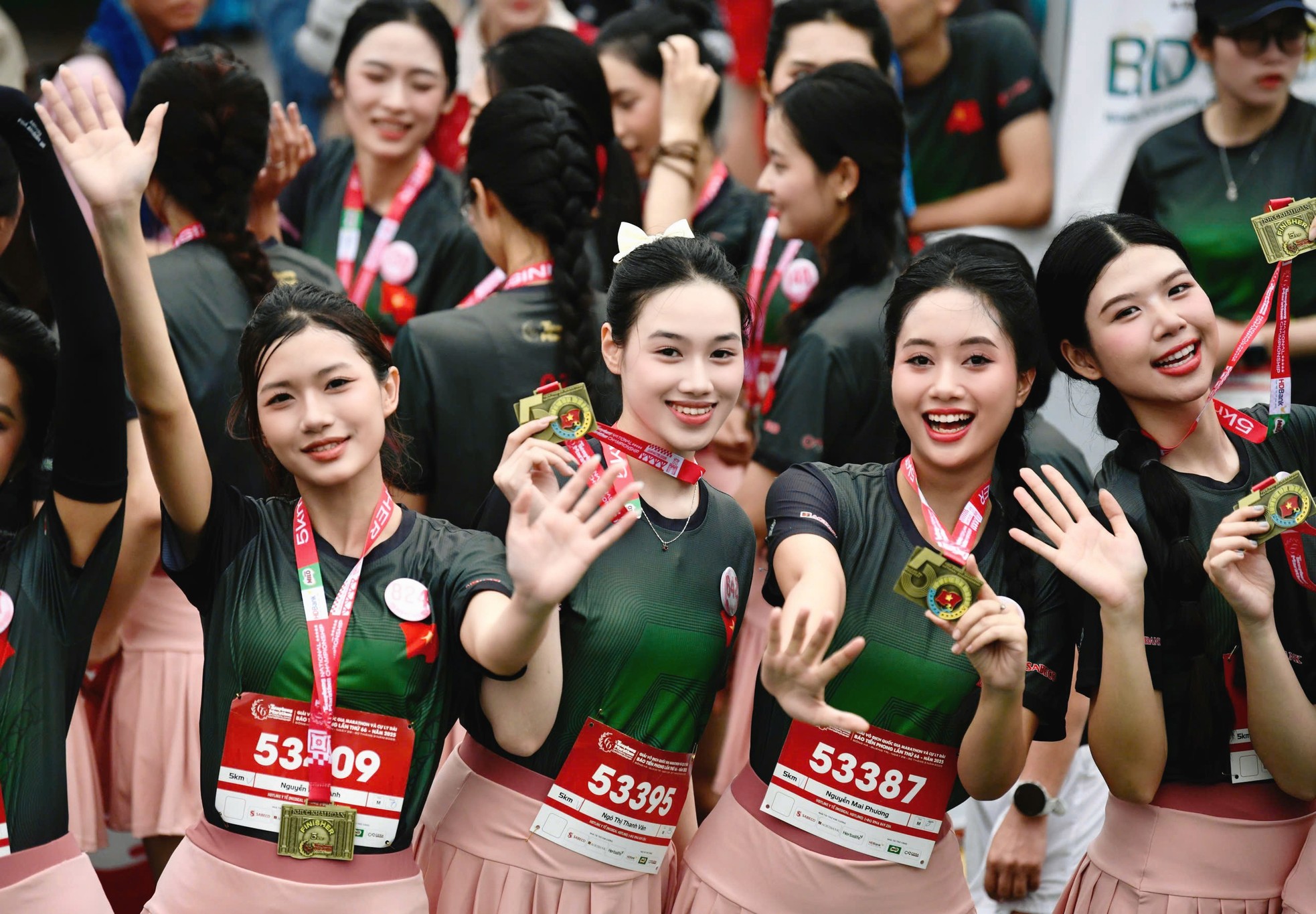 Thí sinh Hoa hậu Việt Nam rạng ngời trên đường chạy Tiền Phong Marathon ở Quảng Trị ảnh 9