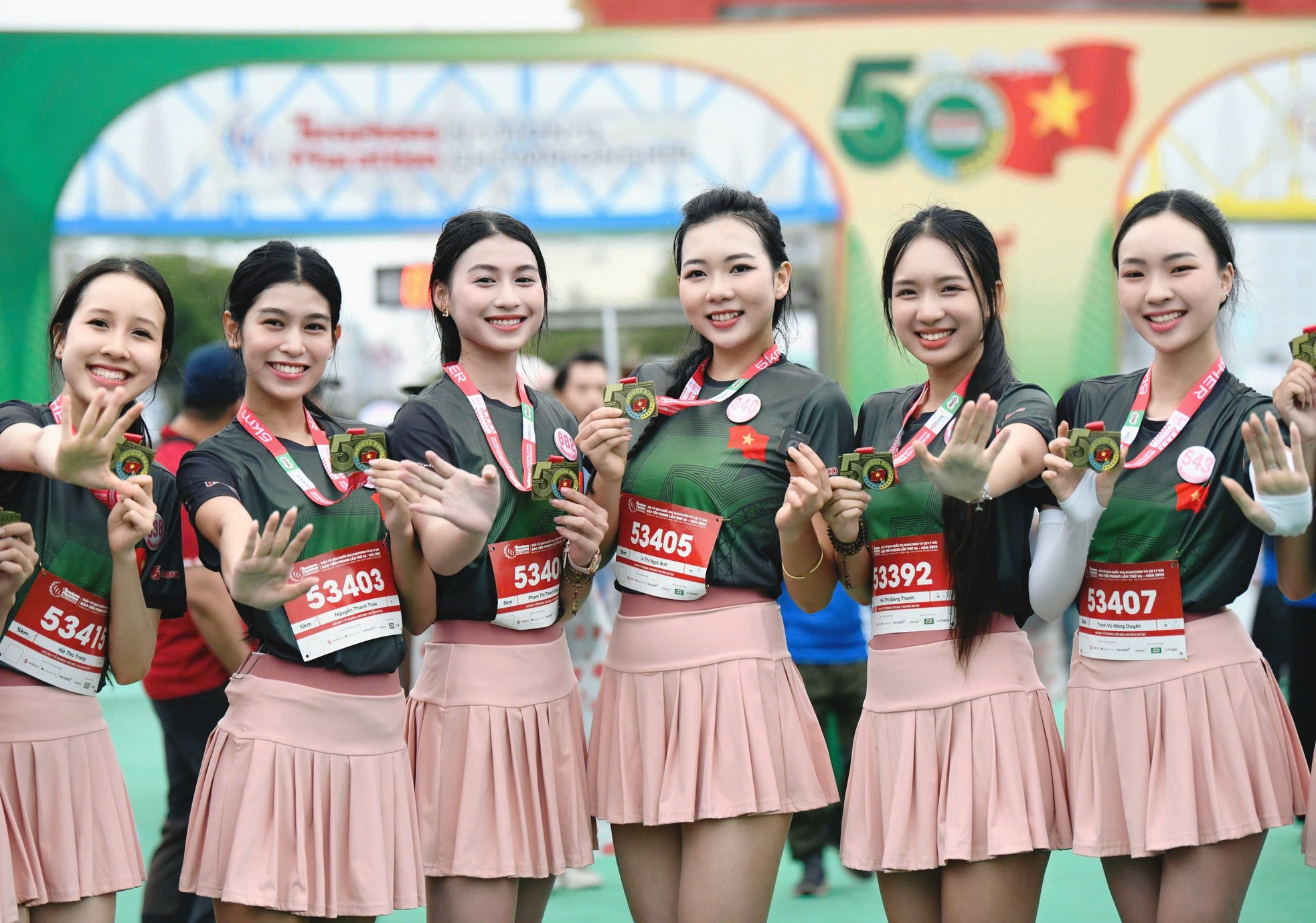 Thí sinh Hoa hậu Việt Nam rạng ngời trên đường chạy Tiền Phong Marathon ở Quảng Trị ảnh 11