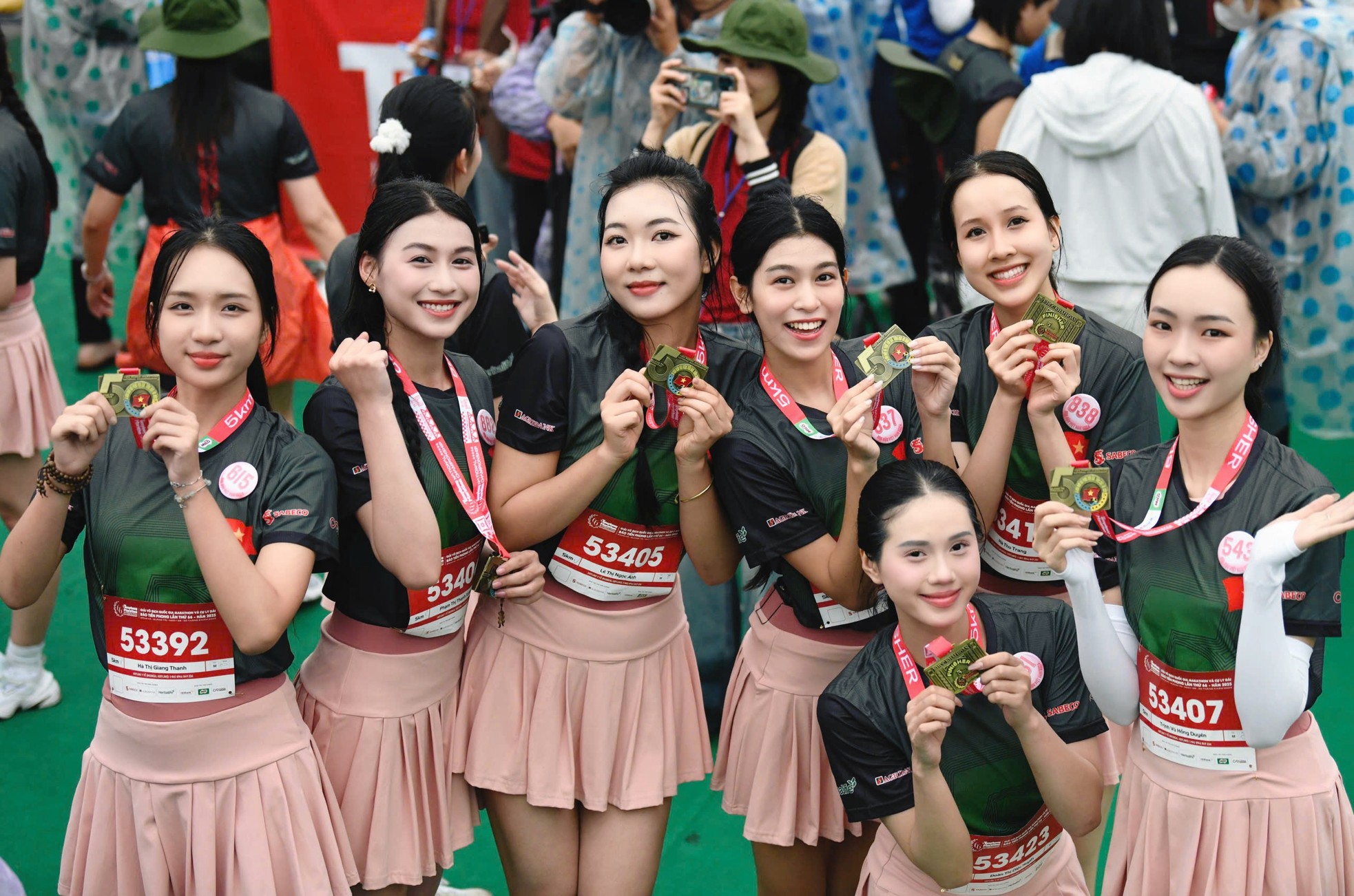 Thí sinh Hoa hậu Việt Nam rạng ngời trên đường chạy Tiền Phong Marathon ở Quảng Trị ảnh 12