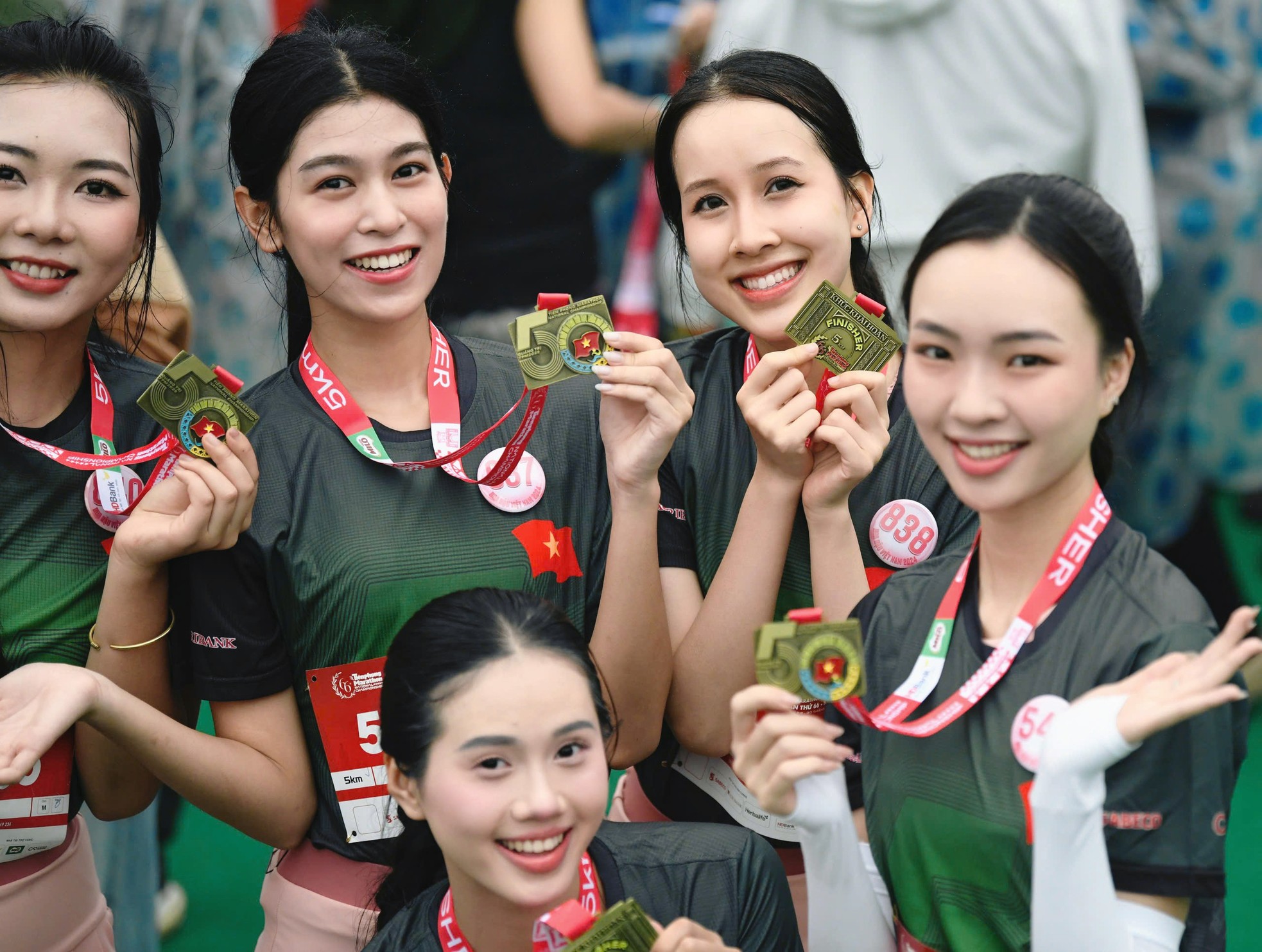 Thí sinh Hoa hậu Việt Nam rạng ngời trên đường chạy Tiền Phong Marathon ở Quảng Trị ảnh 13