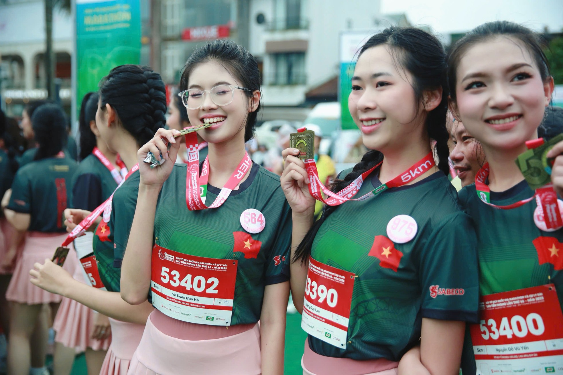 Thí sinh Hoa hậu Việt Nam rạng ngời trên đường chạy Tiền Phong Marathon ở Quảng Trị ảnh 14