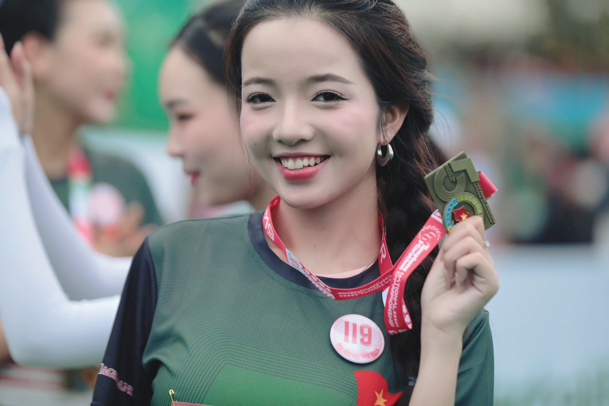 Thí sinh Hoa hậu Việt Nam rạng ngời trên đường chạy Tiền Phong Marathon ở Quảng Trị ảnh 15