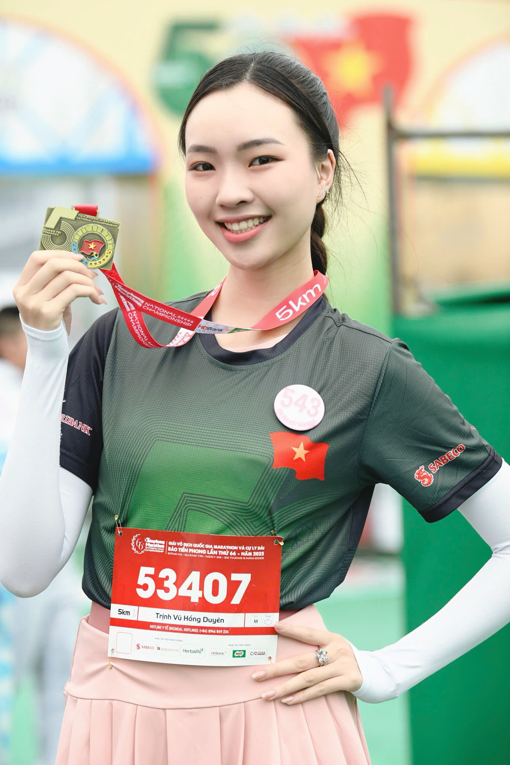 Thí sinh Hoa hậu Việt Nam rạng ngời trên đường chạy Tiền Phong Marathon ở Quảng Trị ảnh 18