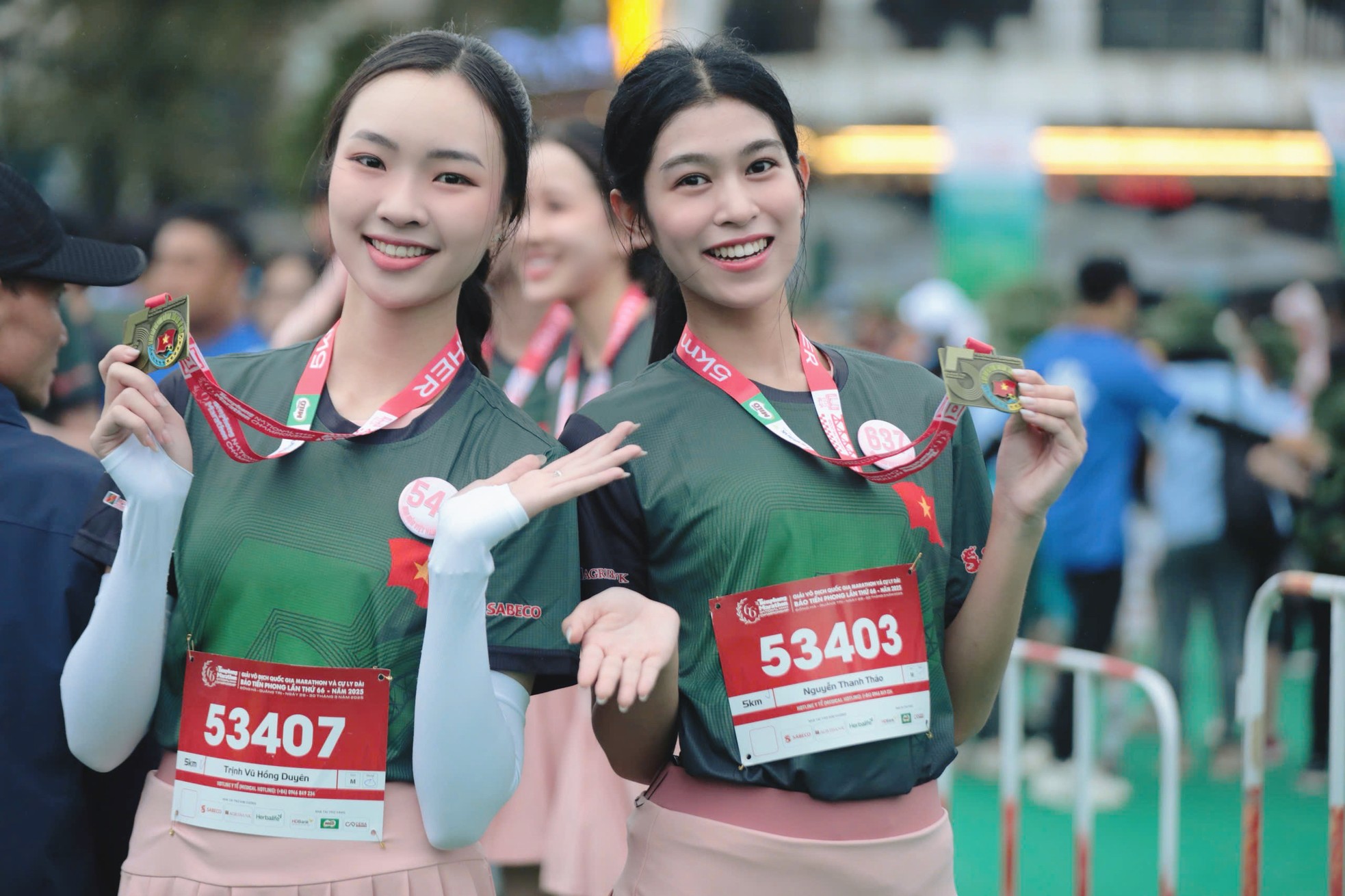 Thí sinh Hoa hậu Việt Nam rạng ngời trên đường chạy Tiền Phong Marathon ở Quảng Trị ảnh 19