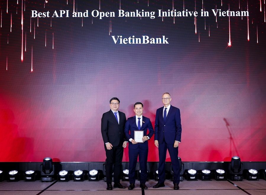 Giai Thuong Sang Kien API Va Ngan Hang Mo Dot Pha Nhat Vietnam