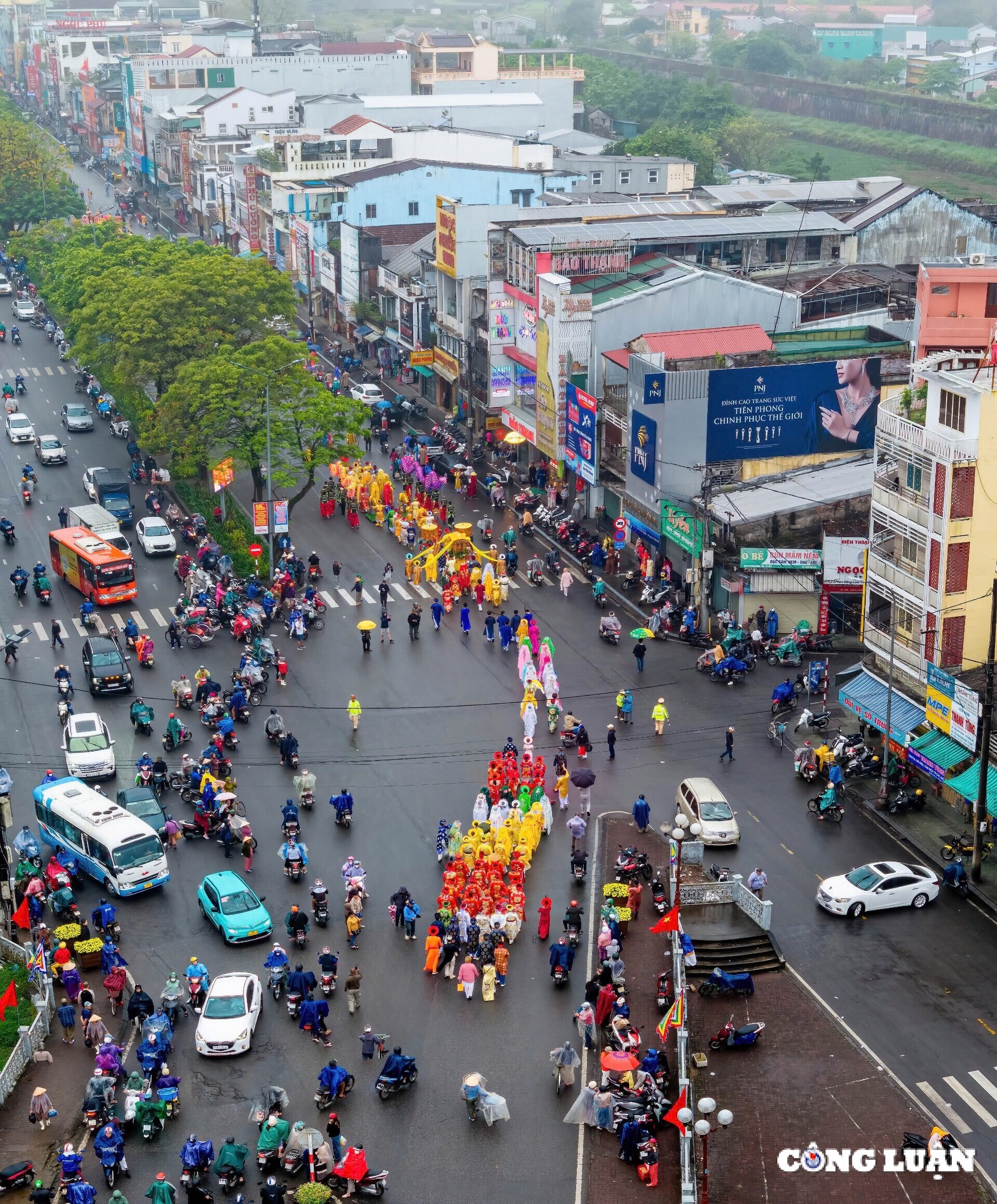 hue net van hoa truyen thong doc dao co tai le hoi dien hue nam hinh 5