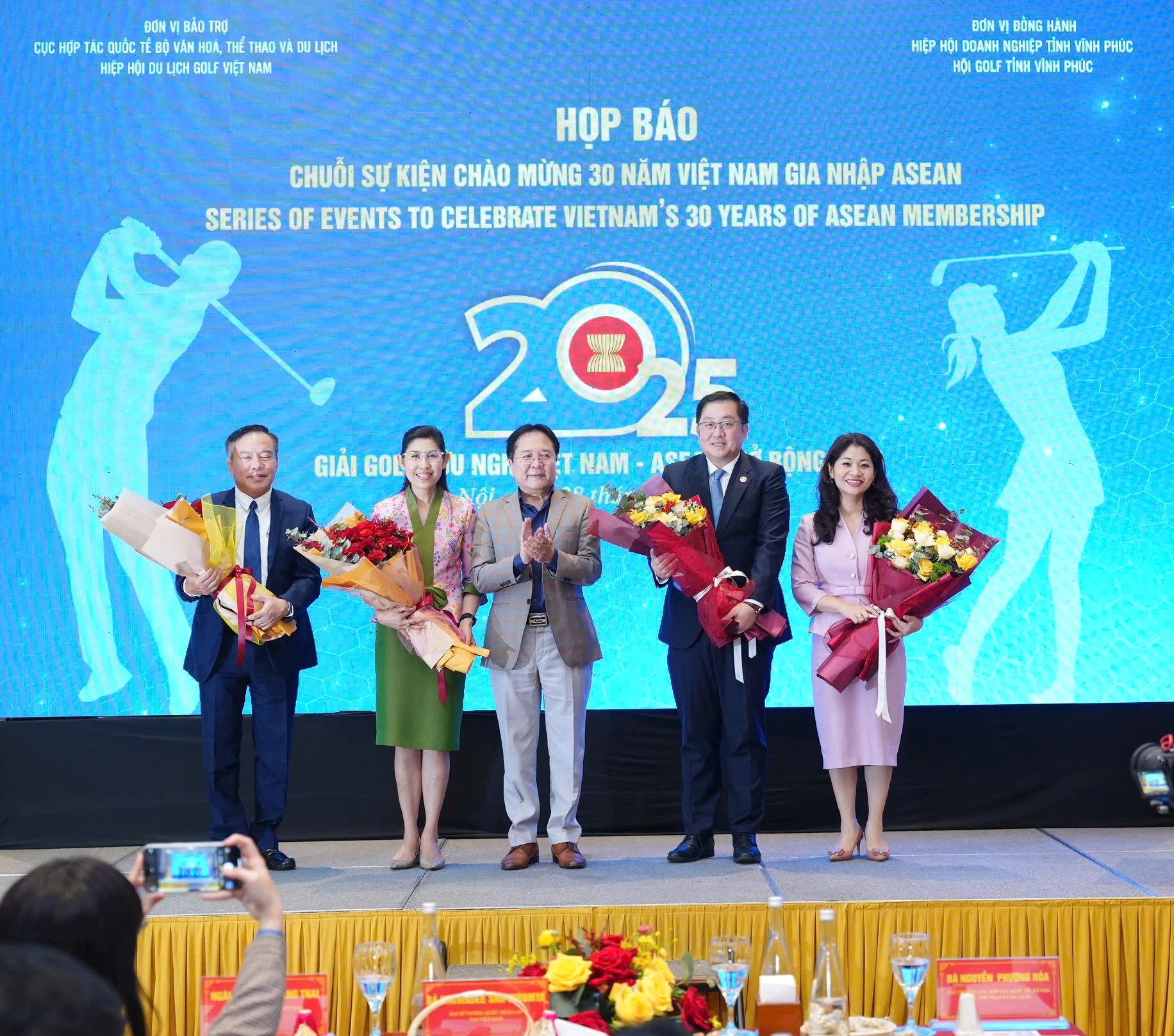 30 chiếc áo dài tặng các đại sứ, nhà ngoại giao thông qua giải đấu golf- Ảnh 1. 30 chiếc áo dài tặng các đại sứ, nhà ngoại giao thông qua giải đấu golf- Ảnh 1.