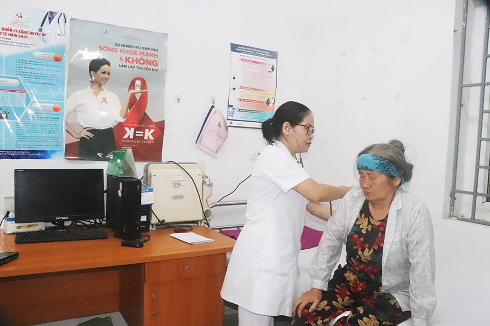 Bác sĩ Trạm Y tế xã Hạ Mỗ (huyện Đan Phượng) khám bệnh cho người dân.