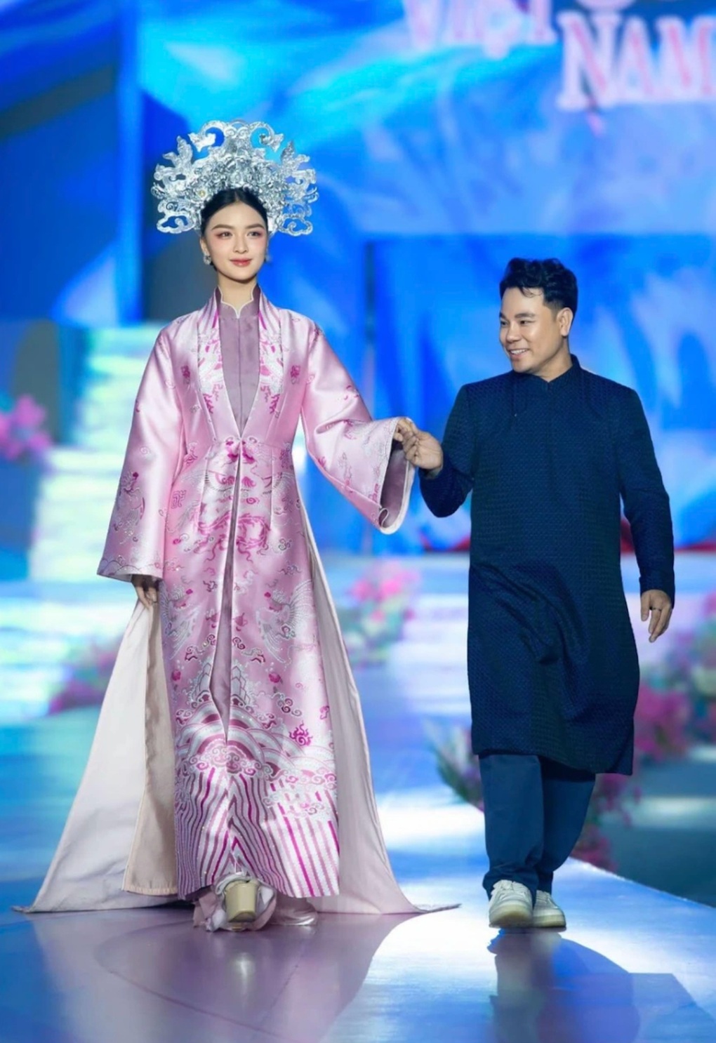 Á hậu Cẩm Ly diện áo Nhật Bình, khoe vẻ đẹp nàng thơ - 2 Á hậu Cẩm Ly diện áo Nhật Bình, khoe vẻ đẹp nàng thơ - 2