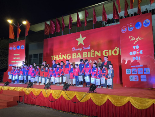 - Vietnam.vn Dự án “Happy Smile” cộng tác cùng Nhà hát Kịch Việt Nam đem tiếng cười, niềm vui những điều tốt đẹp tới đông đảo khán giả trên toàn quốc, đặc biệt ở vùng sâu, vùng xa – những nơi khó tiếp cận với nghệ thuật.