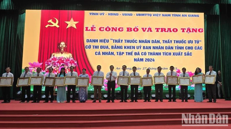 An Giang họp mặt kỷ niệm 70 năm Ngày Thầy thuốc Việt Nam ảnh 1