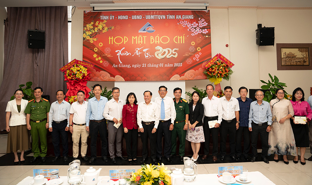 an giang to chuc chuoi su kien chao mung 100 nam bao chi cach mang hinh 1