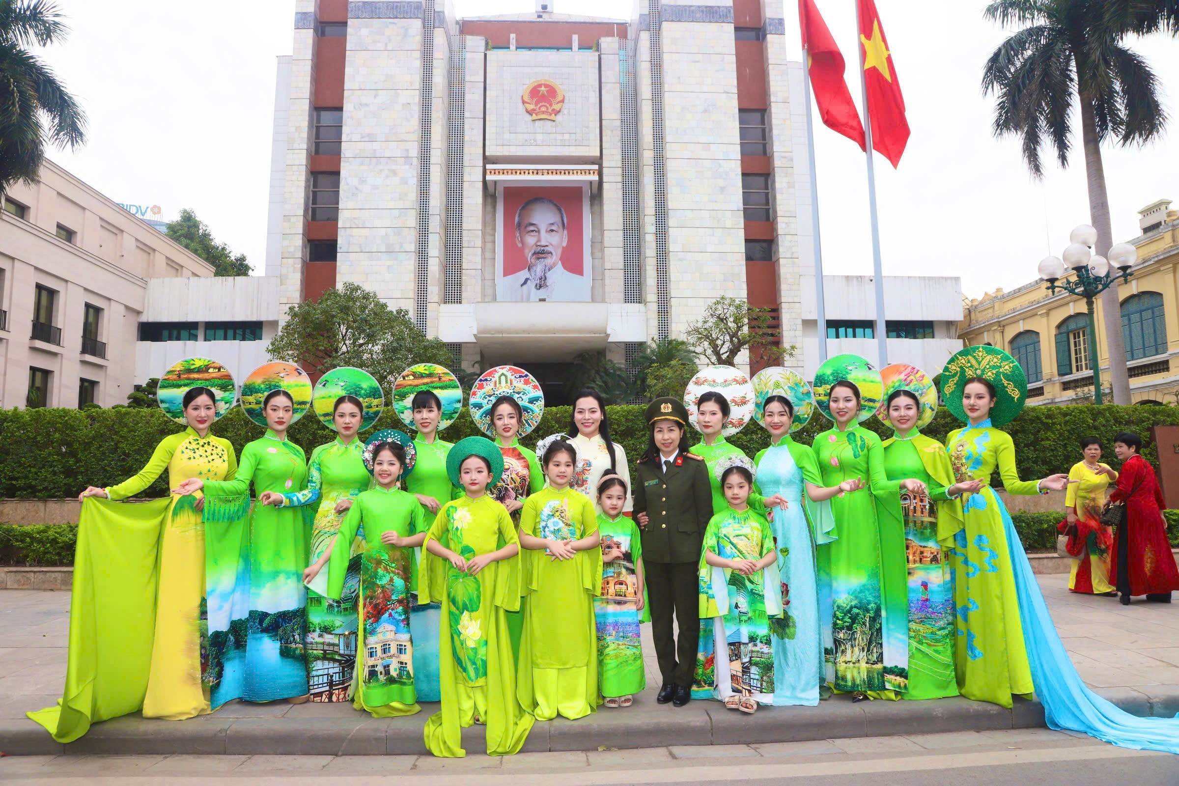 NTK Cao Thu Vân mời nữ chiến sĩ công an tham gia trình diễn áo dài - Ảnh 1.