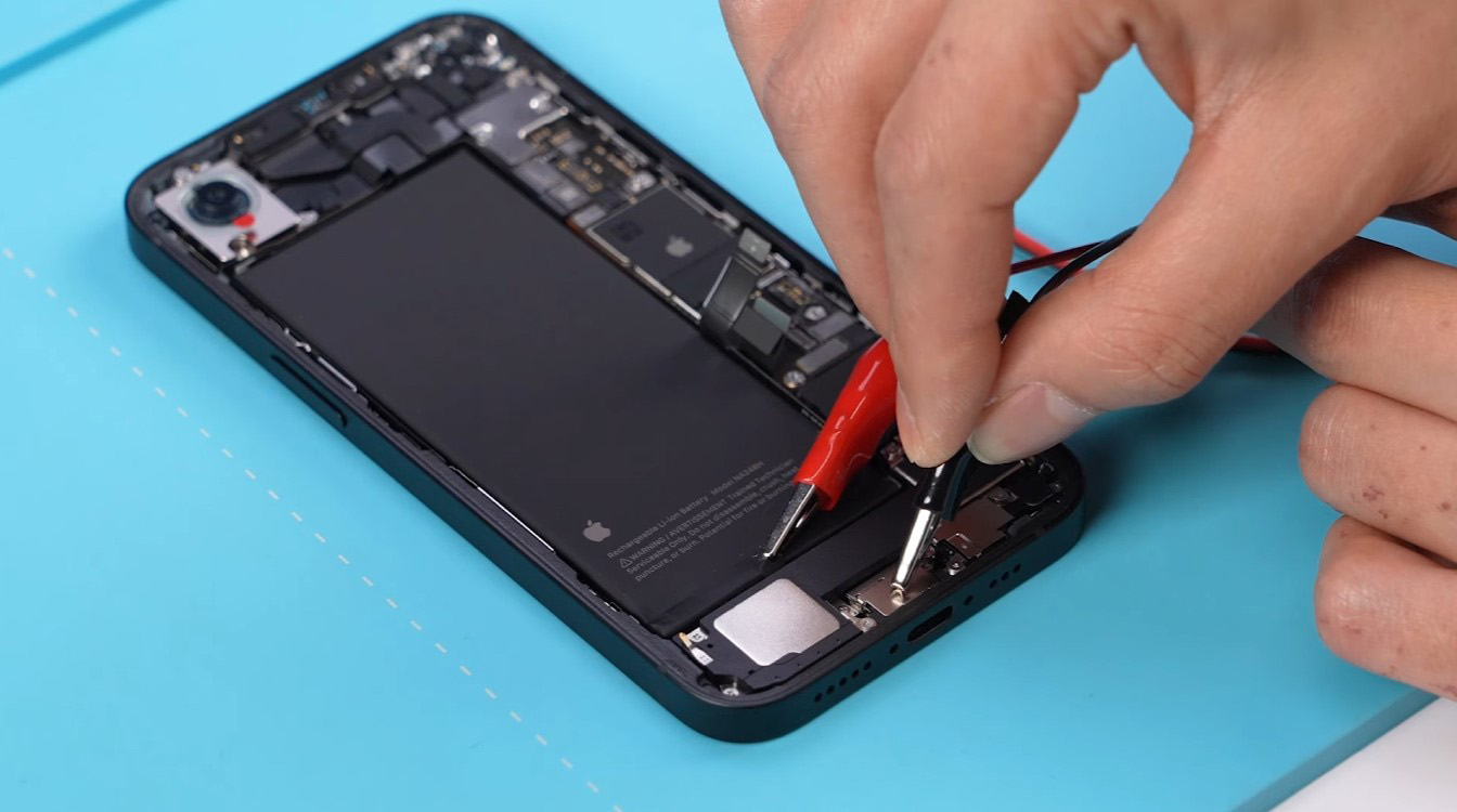 Apple cải tiến giúp iPhone 16e dễ thay pin hơn - Ảnh 1.