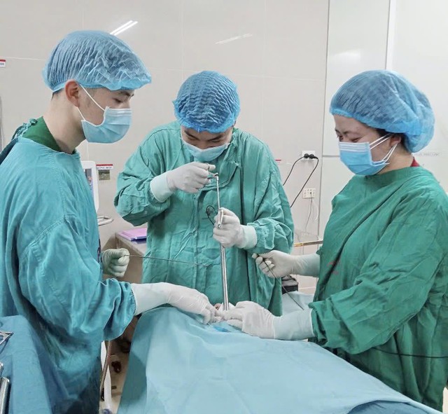 Hy hữu: Bác sĩ tìm thấy xương và răng giả trong thực quản của người đàn ông ở Ninh Bình sau 2 ngày ăn cháo gà - Ảnh 2. Hy hữu: Bác sĩ tìm thấy xương và răng giả trong thực quản của người đàn ông ở Ninh Bình sau 2 ngày ăn cháo gà - Ảnh 2.