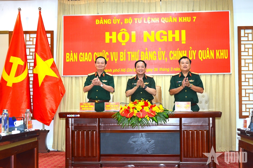 Bàn giao chức vụ chính ủy Quân khu 7 từ trung tướng Trần Hoài Trung sang thiếu tướng Trần Vinh Ngọc - Ảnh 1.