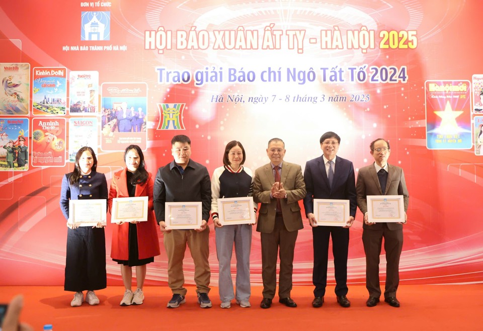 Báo Kinh tế & Đô thị cùng các cơ quan báo chí nhận giải thưởng "Bài báo hay viết về Hà Nội". Ảnh: Thanh Hải.
