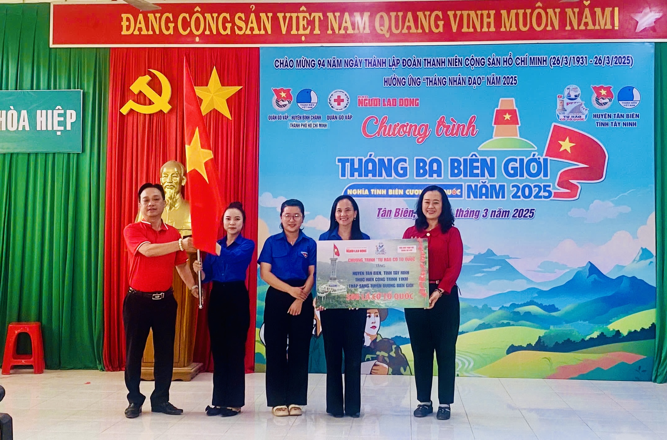 Báo Người Lao Động tặng cờ Tổ quốc ở Tây Ninh- Ảnh 1.