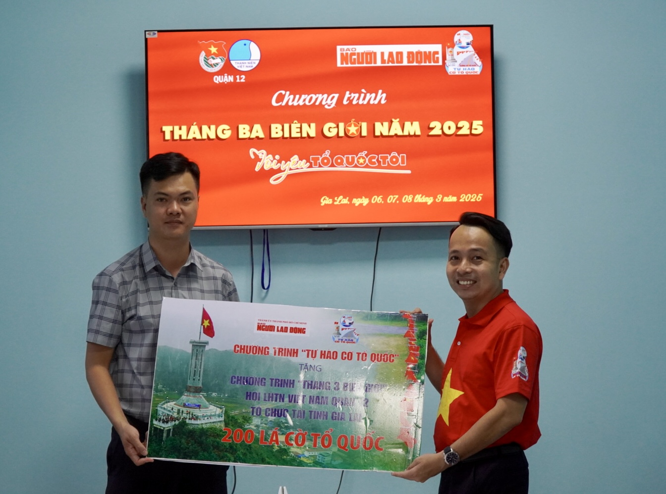 Báo Người Lao Động trao cờ Tổ quốc, học bổng đến Quận đoàn 12- Ảnh 1. Báo Người Lao Động trao cờ Tổ quốc, học bổng đến Quận đoàn 12- Ảnh 1.