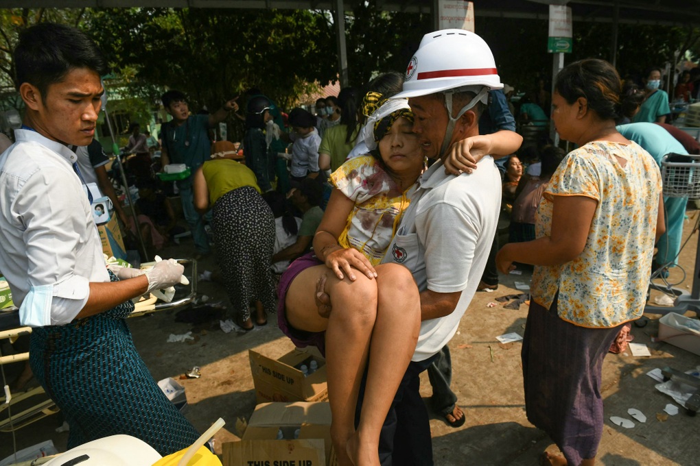 Bệnh viện Myanmar vỡ trận sau động đất - 1 Bệnh viện Myanmar vỡ trận sau động đất - 1