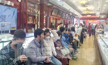 Kỳ lạ việc mua bán vàng