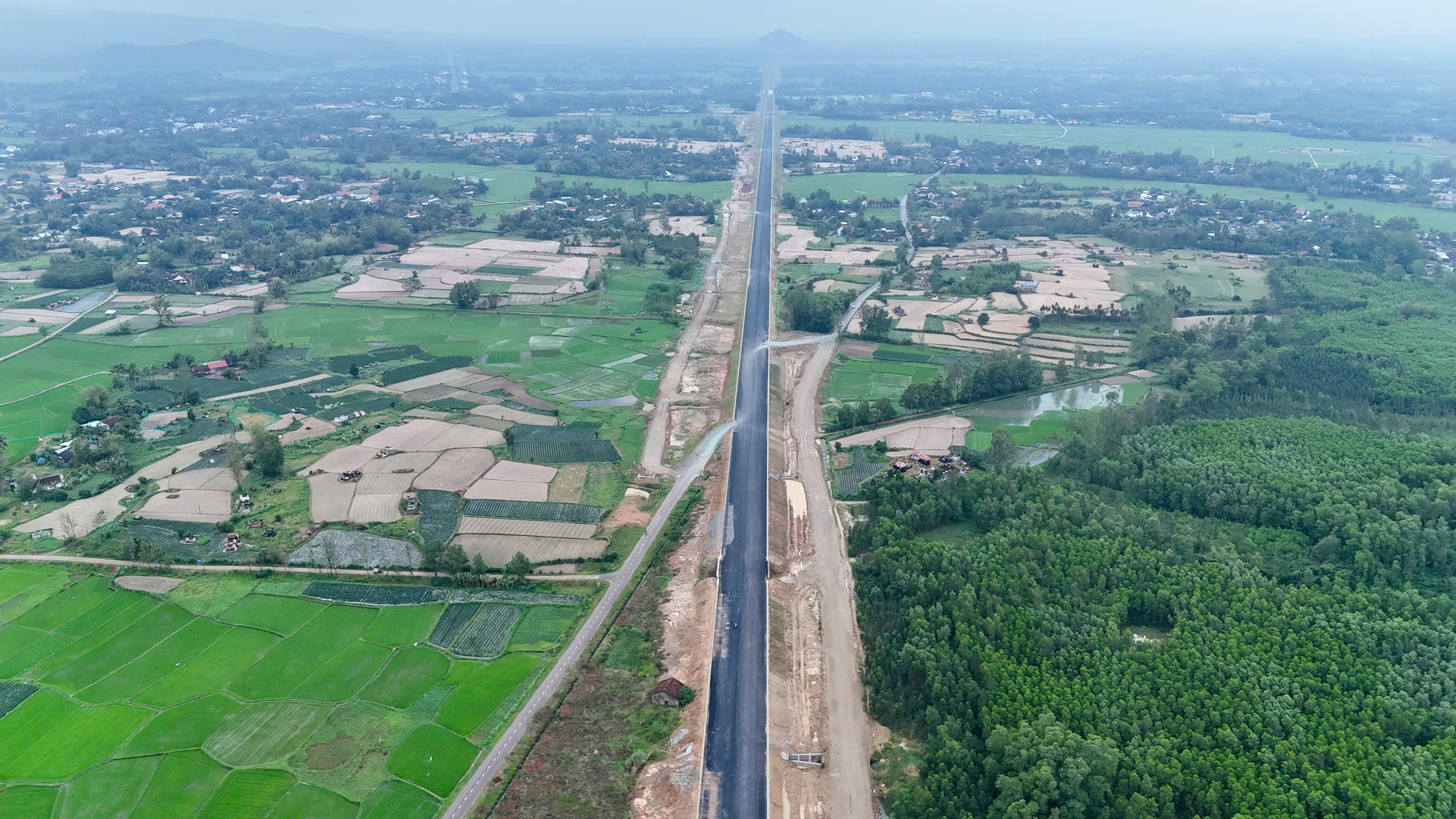 Bình Định khẩn trương bàn giao mặt bằng trạm dừng nghỉ cao tốc trước 10/4- Ảnh 1.