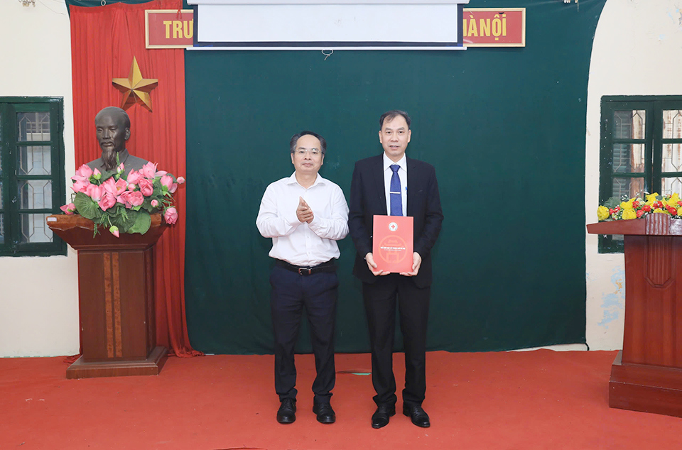 Chủ tịch Hội CTĐ Hà Nội Lê Tự Lực trao quyết định phân công chức vụ Hiệu trưởng THCS dân lập Dạy trẻ điếc Hà Nội cho ông Tạ Ngọc Anh.