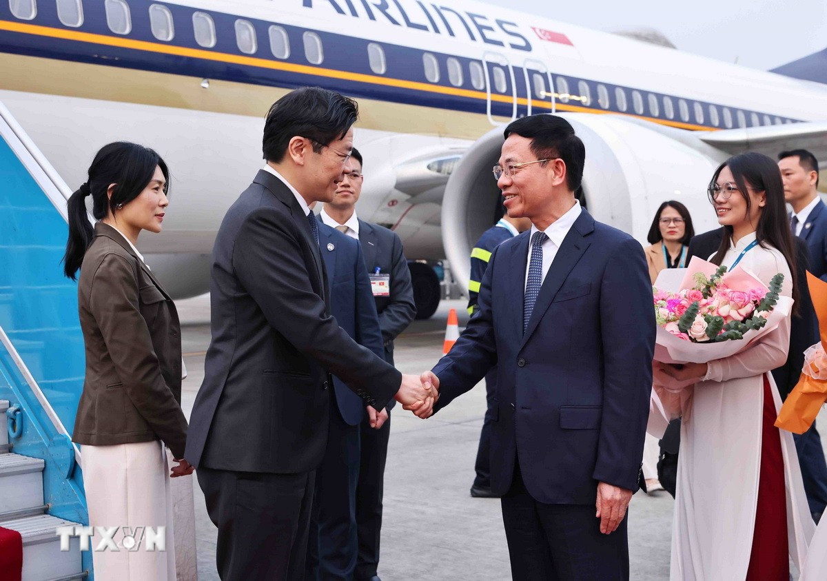 Bộ trưởng Nguyễn Mạnh Hùng đón Thủ tướng Singapore và Phu nhân tại sân bay Nội Bài- Ảnh 1. Bộ trưởng Nguyễn Mạnh Hùng đón Thủ tướng Singapore và Phu nhân tại sân bay Nội Bài- Ảnh 1.