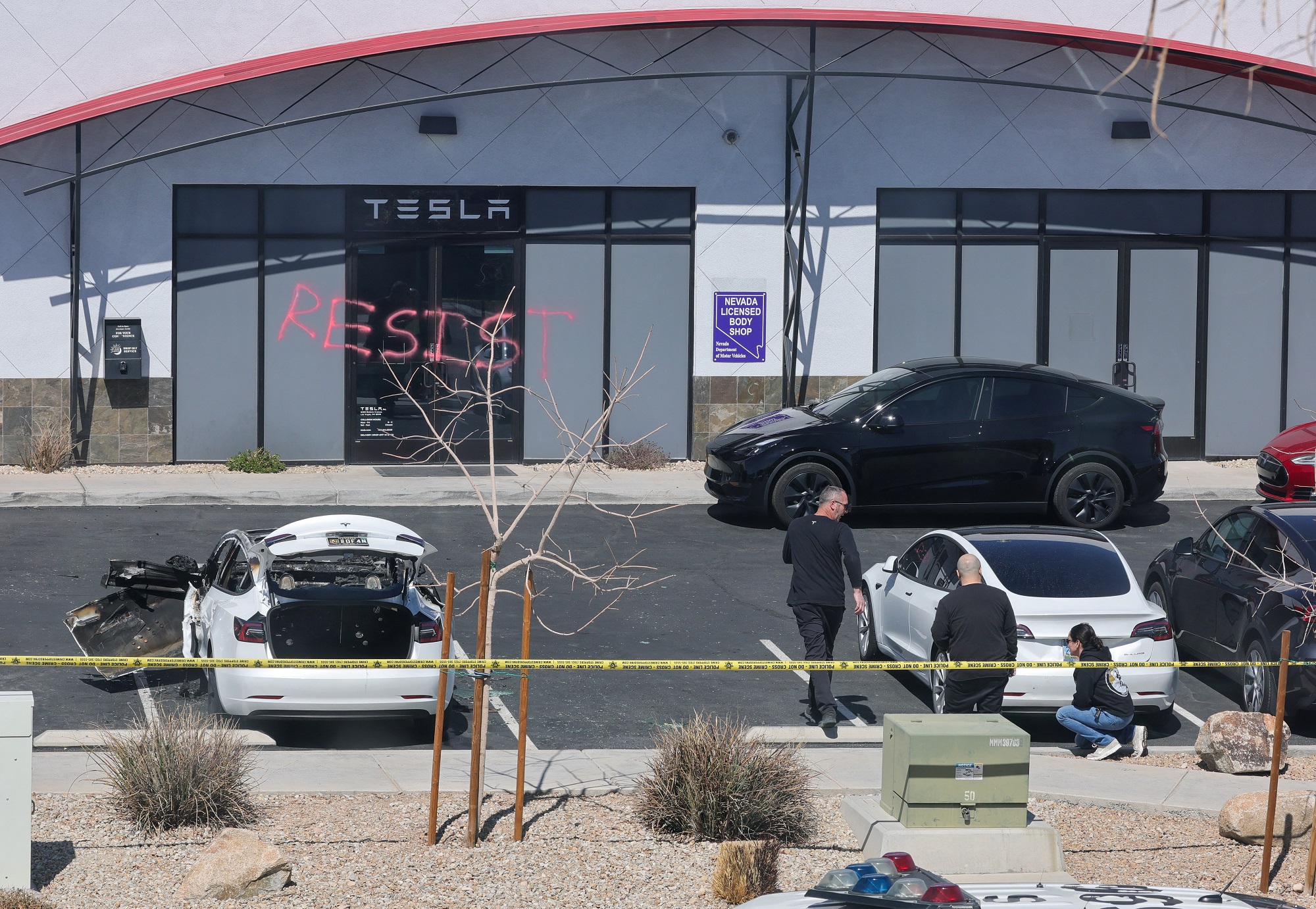 Bộ trưởng Tư pháp Mỹ lên án vụ đốt phá tài sản Tesla tại Las Vegas - Ảnh 1.