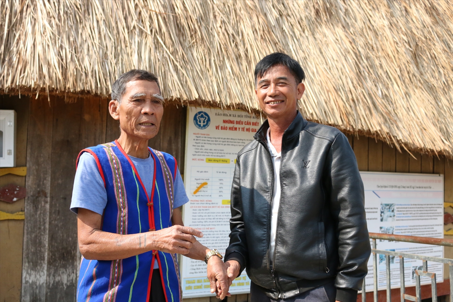 Già làng A Chiêu (bên trái) luôn được dân làng Khúc Na tin yêu và quý mến Già làng A Chiêu (bên trái) luôn được dân làng Khúc Na tin yêu và quý mến