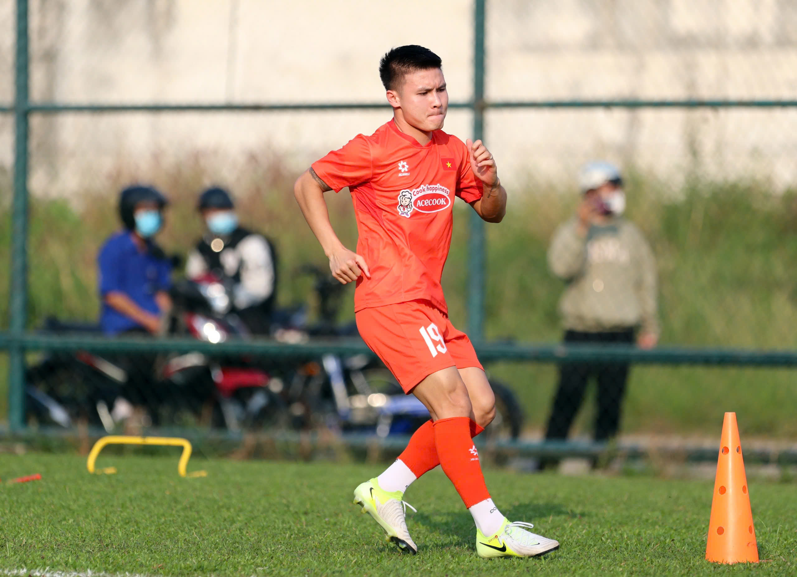 Quang Hải: 'Các cầu thủ U.22 Việt Nam không còn trẻ nữa, vì...'- Ảnh 1. Quang Hải: 'Các cầu thủ U.22 Việt Nam không còn trẻ nữa, vì...'- Ảnh 1.