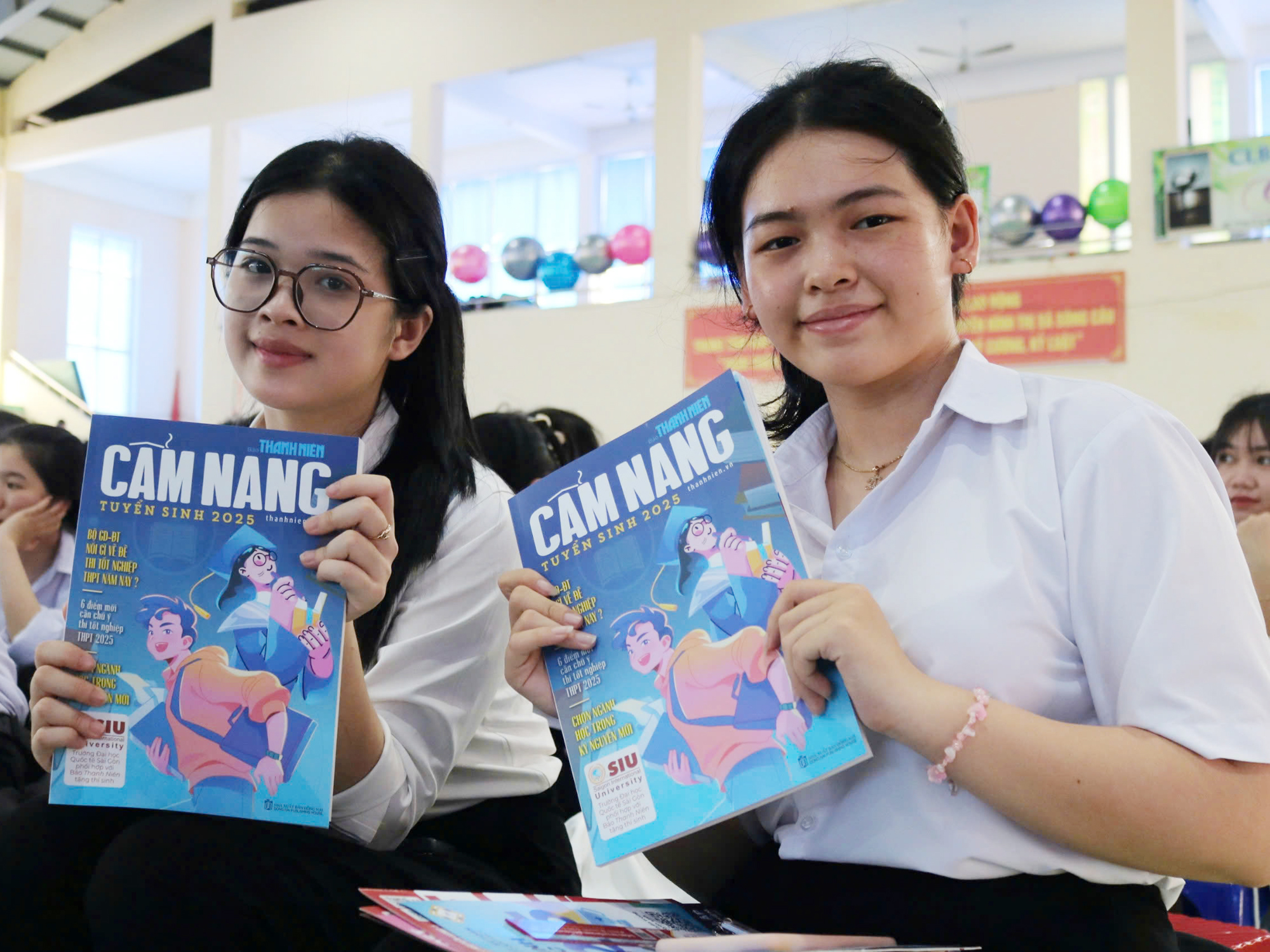 Cẩm nang tuyển sinh và gian hàng tư vấn cung cấp nhiều thông tin bổ ích - Ảnh 1.