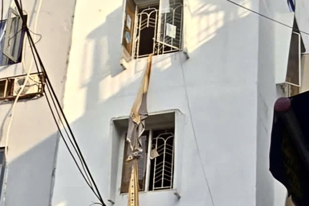 Cháy nhà 5 tầng ở TPHCM, người dân phá cửa đu rèm qua nhà hàng xóm - 1 Cháy nhà 5 tầng ở TPHCM, người dân phá cửa đu rèm qua nhà hàng xóm - 1