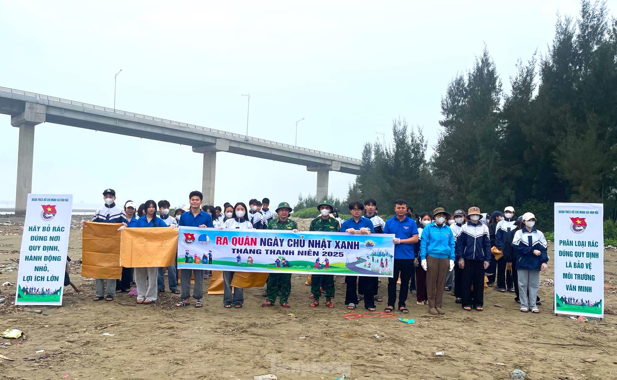 Chiến sĩ bộ đội biên phòng cùng đoàn viên thanh niên làm sạch bãi biển ảnh 1