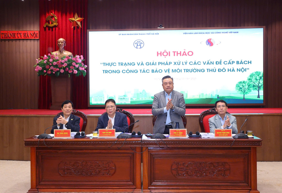 Chủ tịch UBND TP Hà Nội Trần Sỹ Thanh chủ trì hội thảo.