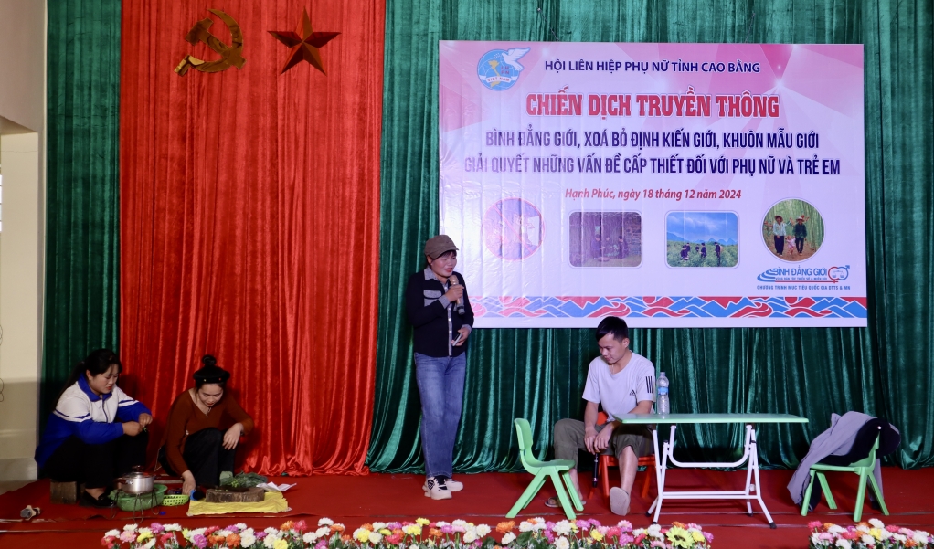 Tuyên truyền qua tiểu phẩm “trọng nam khinh nữ” tại chương trình truyền thông về bình đẳng giới do Hội LHPN tỉnh Cao Bằng tổ chức. Tuyên truyền qua tiểu phẩm “trọng nam khinh nữ” tại chương trình truyền thông về bình đẳng giới do Hội LHPN tỉnh Cao Bằng tổ chức.