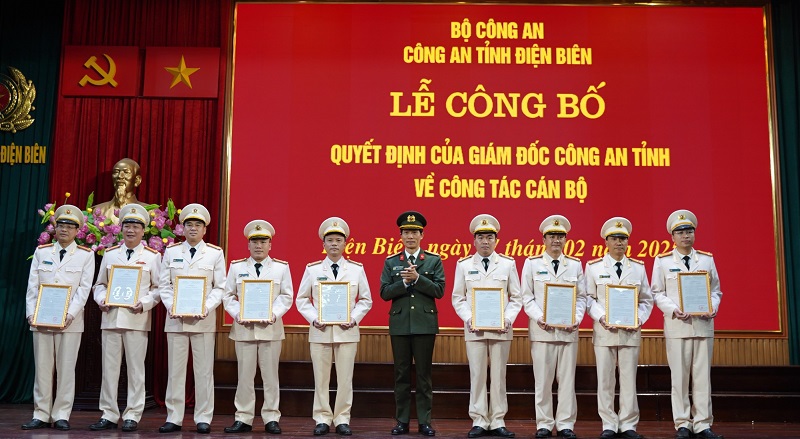 Đại tá Ngô Thanh Bình, Giám đốc Công an tỉnh Điện Biên trao quyết định điều động, bổ nhiệm lãnh đạo cấp phòng đối với 9 đồng chí. Ảnh: Công an tỉnh Điện Biên.