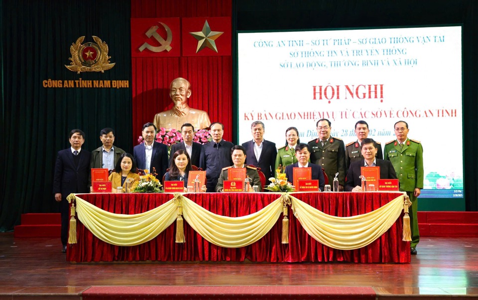 Phó Chủ tịch UBND tỉnh Nam Định Trần Lê Đoài và các đại biểu chứng kiến lãnh đạo các đơn vị ký biên bản chuyển giao, tiếp nhận. Ảnh: CANĐ