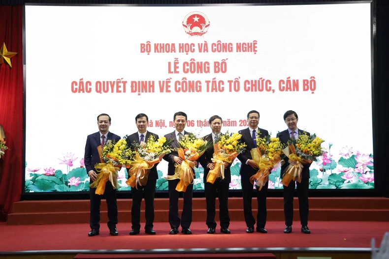 Công bố Quyết định về công tác cán bộ của Bộ Khoa học và Công nghệ ảnh 1