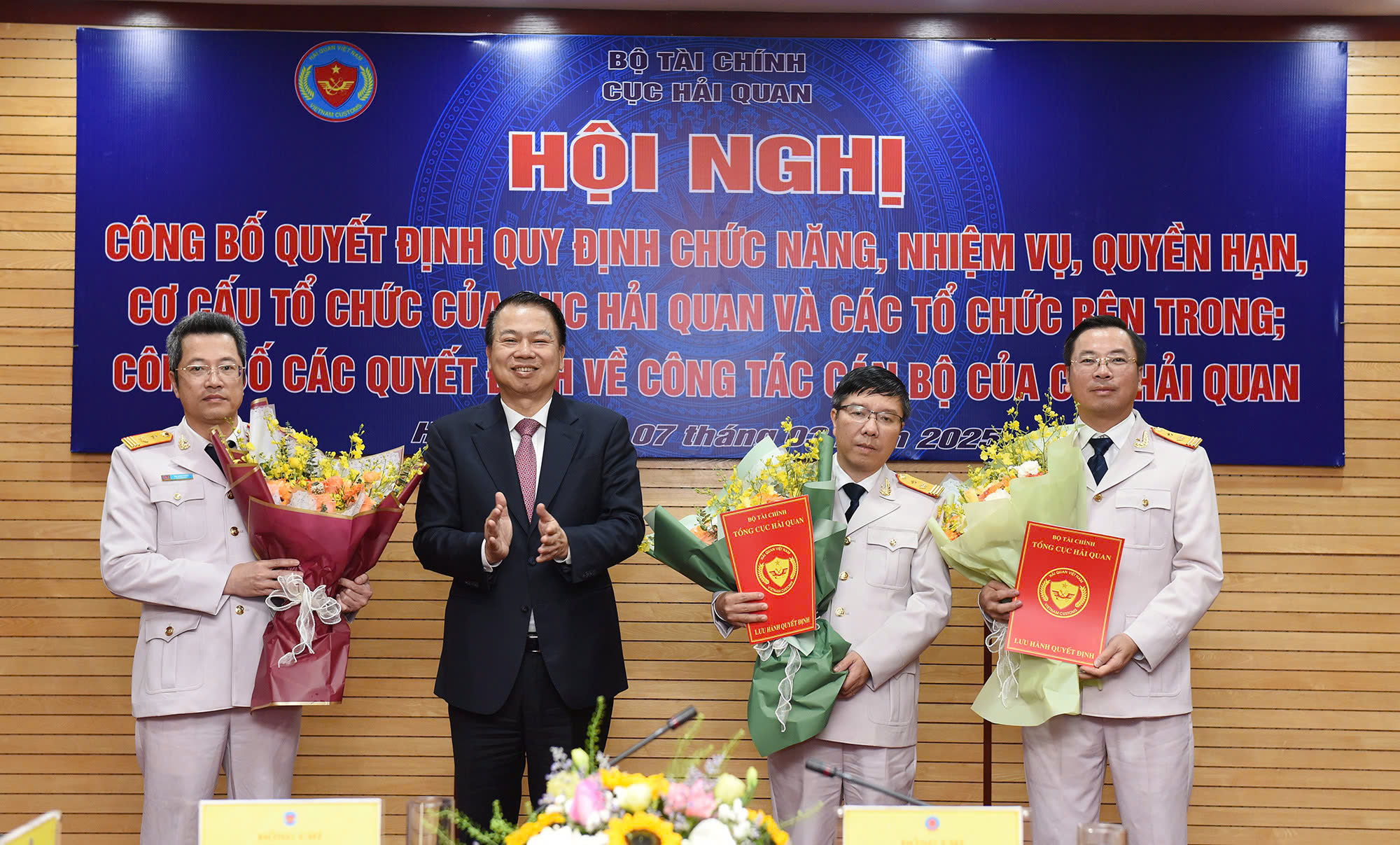 Công bố các quyết định bổ nhiệm cán bộ tại Cục Hải quan sau sắp xếp bộ máy- Ảnh 1. Công bố các quyết định bổ nhiệm cán bộ tại Cục Hải quan sau sắp xếp bộ máy- Ảnh 1.