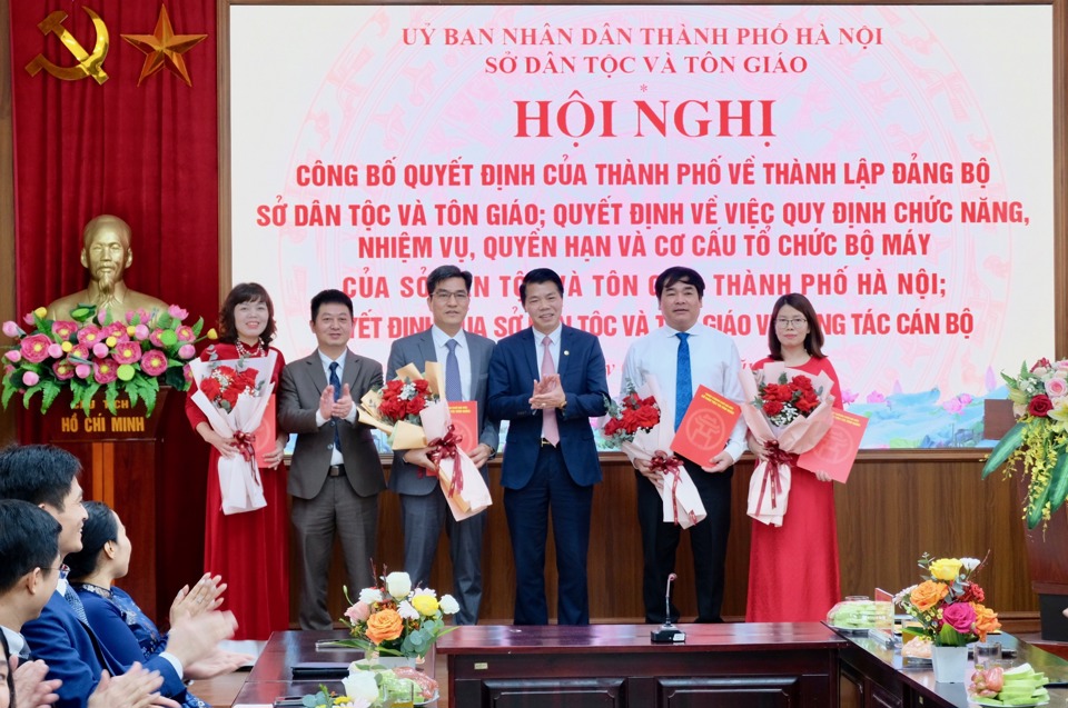 Lãnh đạo Sở Dân tộc và Tôn giáo Hà Nội tặng hoa chúc mừng Phòng Nghiệp vụ 1.